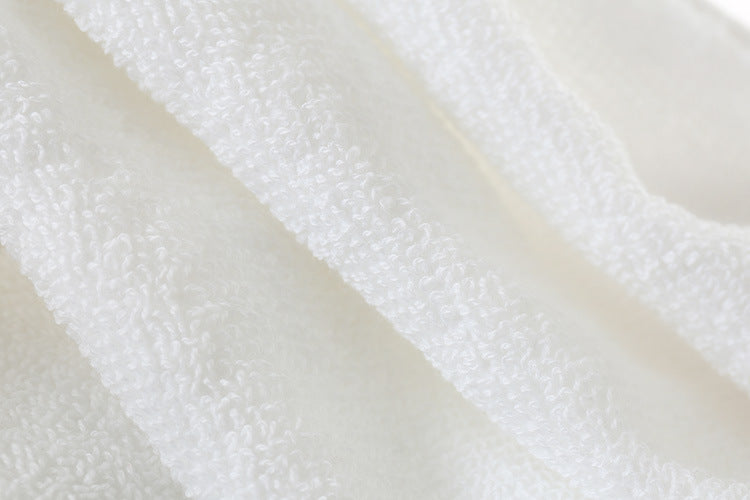 Weiße Handtücher für Fußmassagen