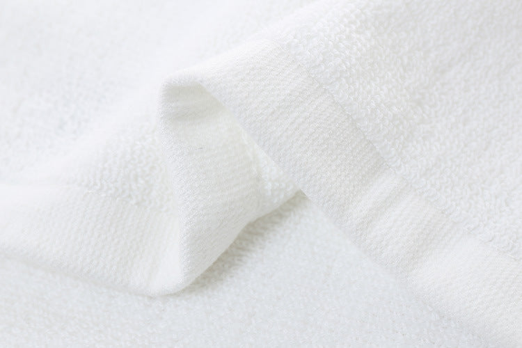 Weiße Handtücher für Fußmassagen